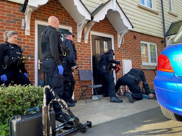 Two arrested and drugs seized following early morning warrant in Hythe