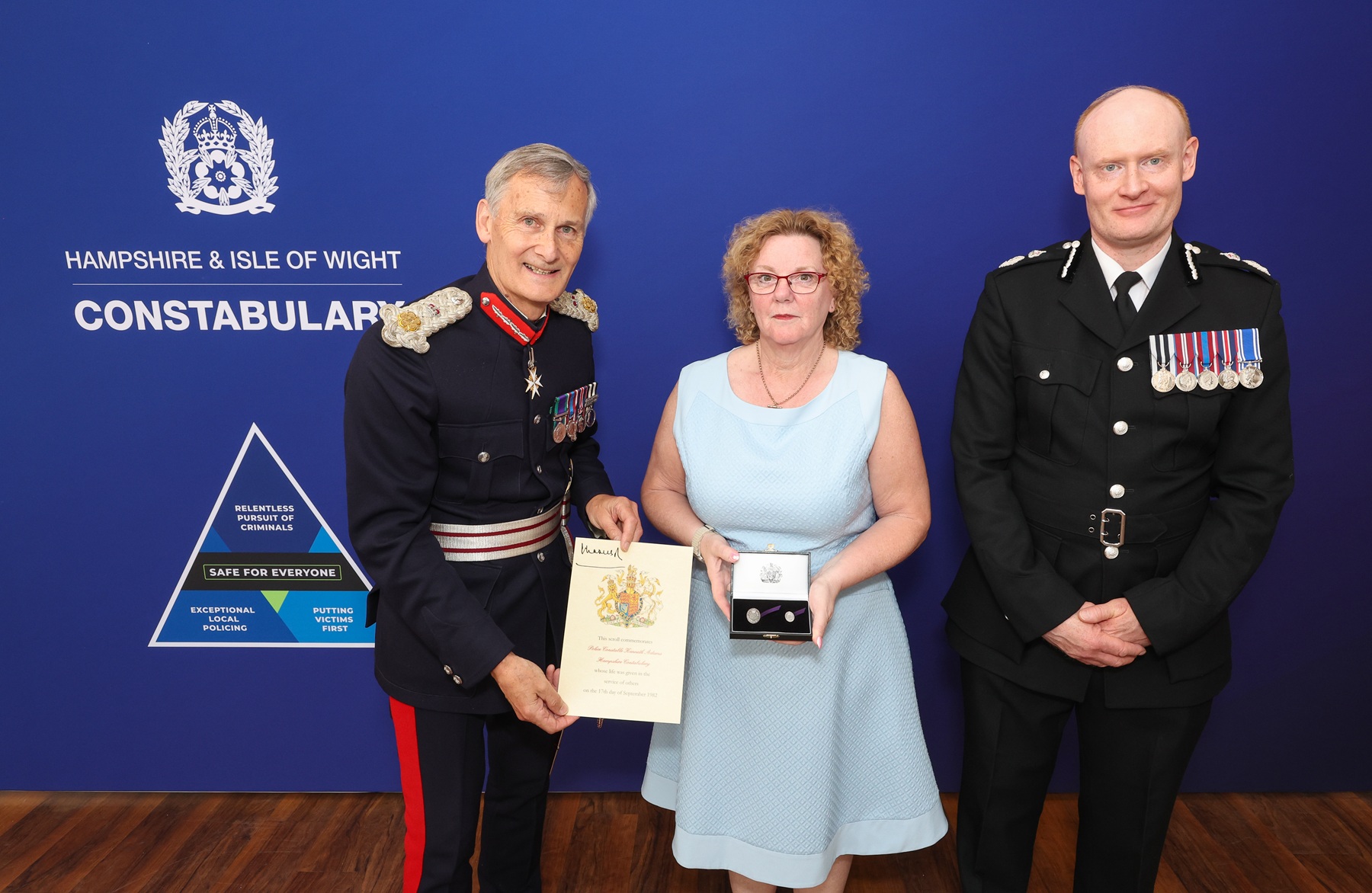 Salmon Cursor Hero officer who died on duty receives royal recognition | Hampshire ...